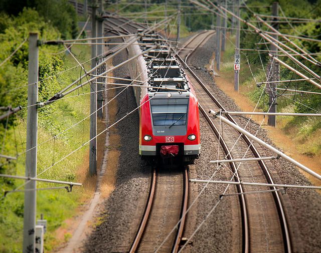 train-g7757e2ff8_1920